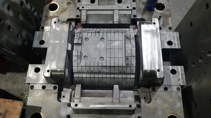 模具设计与制造：本质区别与关键要点**