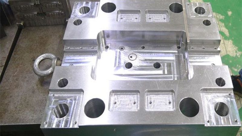 吹塑模具定制：成本构成解析与影响因素**