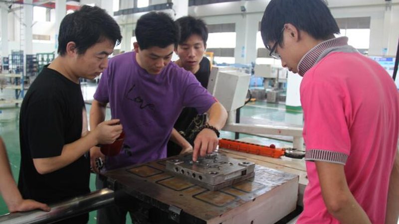 精密模具加工工艺对比：解析型腔与型芯的加工差异
